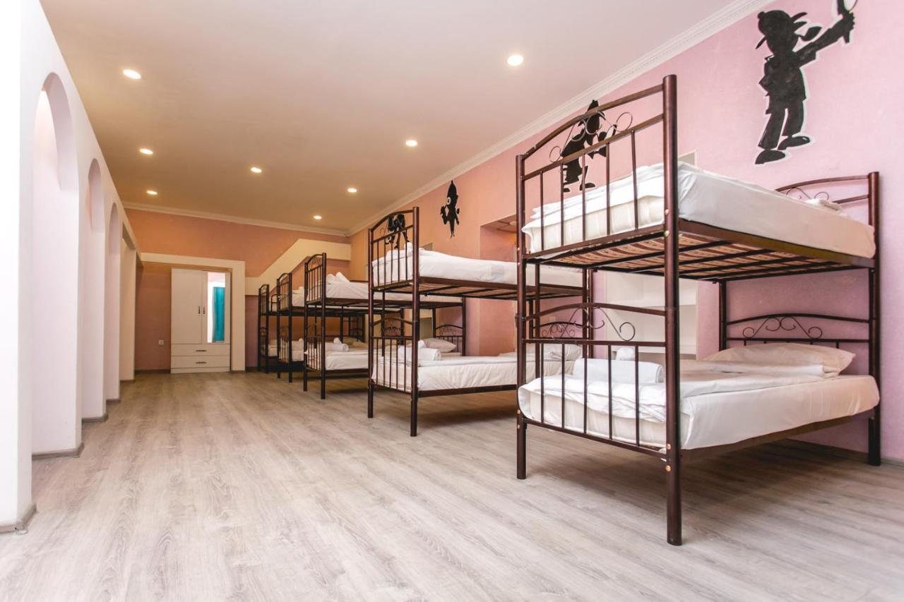 Sherlock Holmes Hostel Bakoe Buitenkant foto