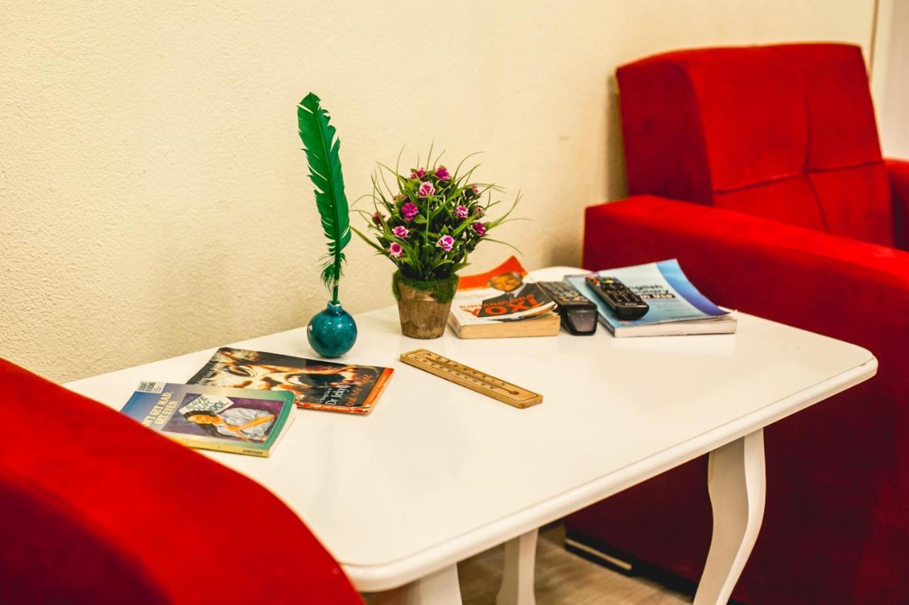 Sherlock Holmes Hostel Bakoe Buitenkant foto
