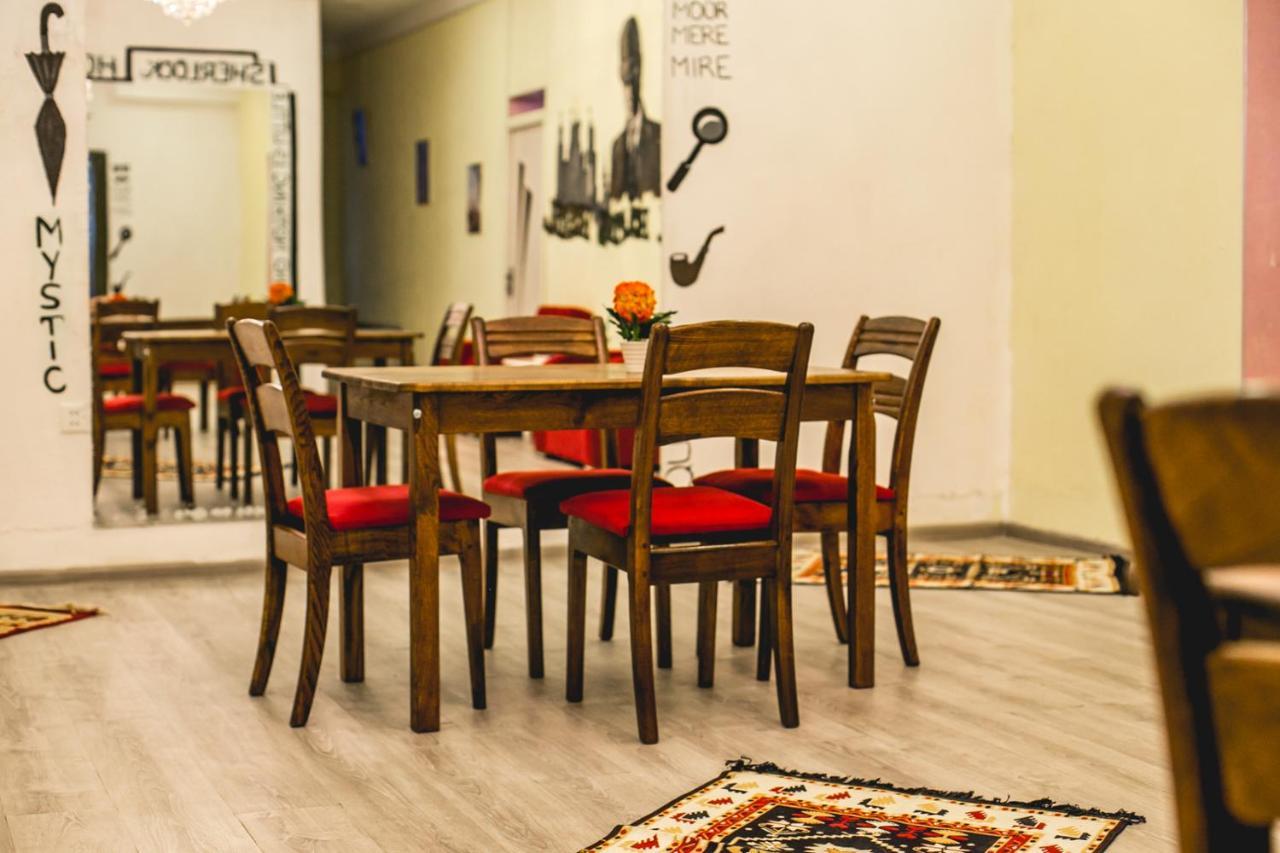 Sherlock Holmes Hostel Bakoe Buitenkant foto