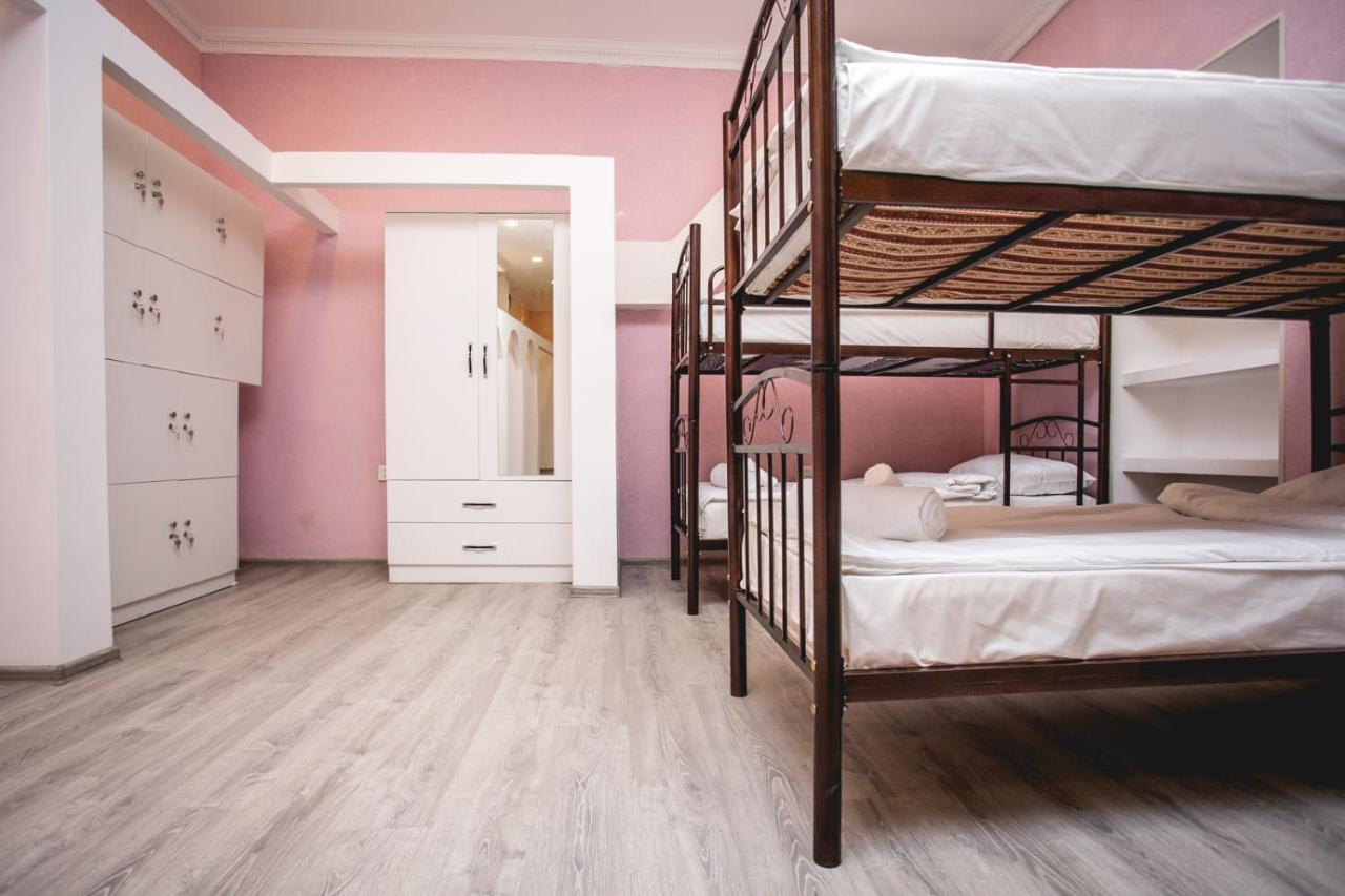 Sherlock Holmes Hostel Bakoe Buitenkant foto